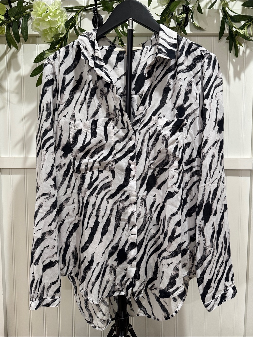 #332 ANTHOPOLOGIE CLOTH & STONE Black & White Zebra Print Button-Down M